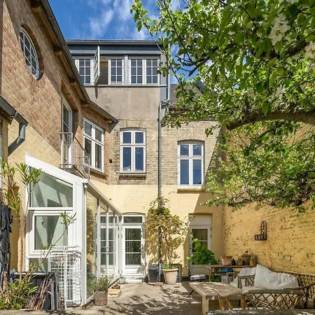 Light And Modern With Courtyard *